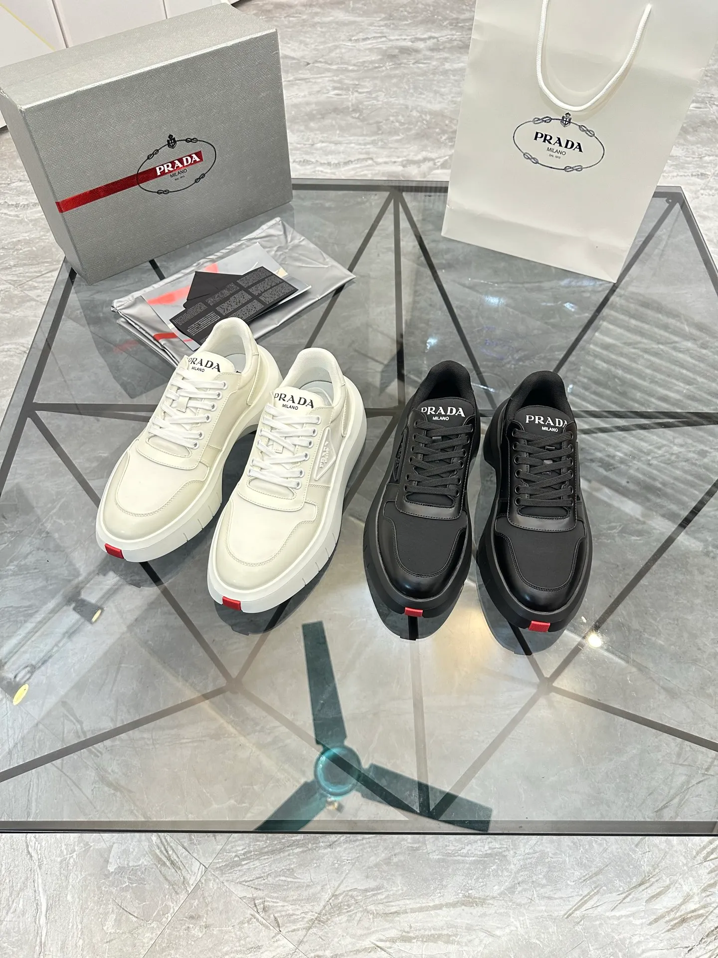 Men's shoes: 💰P620¥ High-end top quality Product trademark: Prada *"Prada*" low-top casual shoes Regular size: 38-45 (can be customized to 46) Product materials: imported first-layer cowhide leather on the upper spliced ​​with original fabric, breathable lining, cowhide foot pads, original ultra-light foam outsole. No.: 001